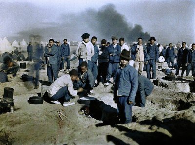 Een kamp van arbeiders van het Britse Chinese Labour Corps gerekruteerd om deel te nemen aan de campagne in het Midden-Oosten, Egypte, 1917 door Paul Castelnau